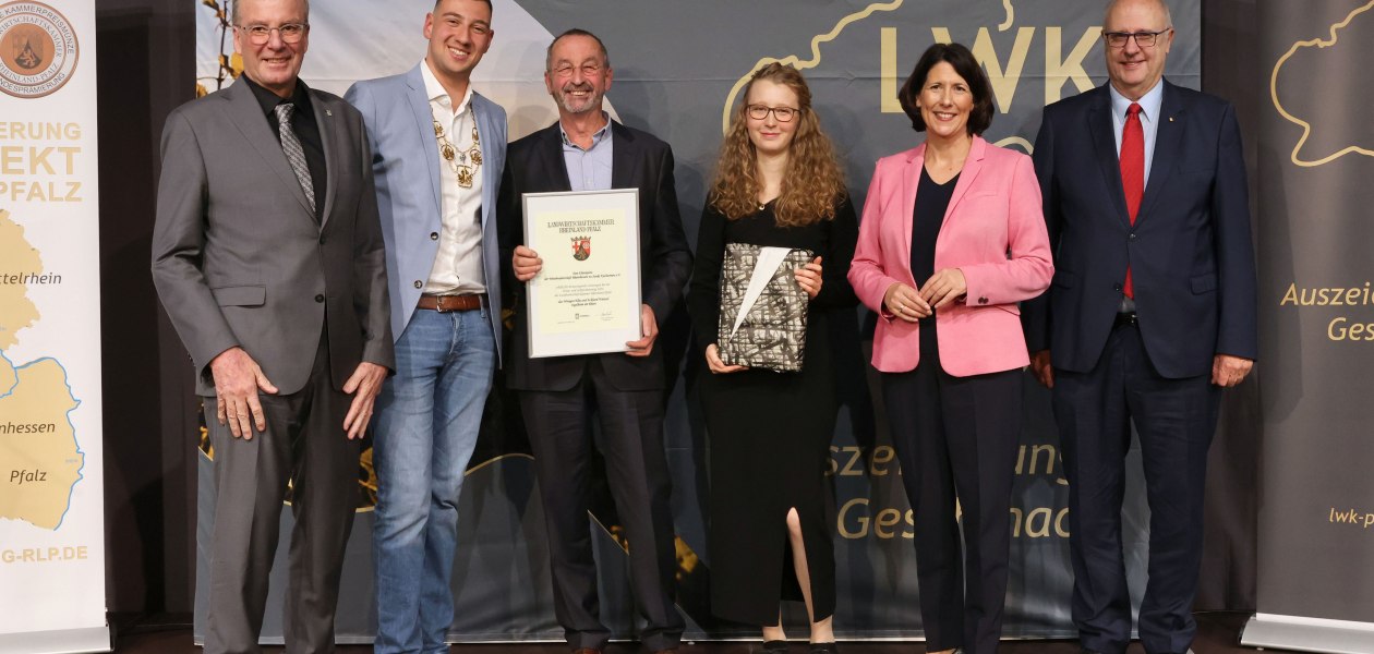 Ehrenpreis der Weinbruderschaft Rheinhessen zu St. Katharinen Oppenheim an das Weingut Weitzel, Ingelheim, © LWK RLP / Alexander Sell