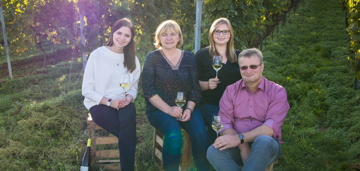 Weingut Sternenfelserhof_Familie Kopp im Weinberg, © Weingut Sternenfelserhof