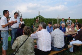 Weingut Karl Werner Mohr_Gruppe im Weinberg, © Weingut Karl Werner Mohr