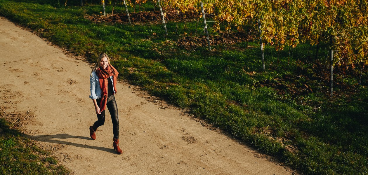 Weingut Becker_Winzerin Reben, © Peter Bender